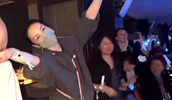申宝配资 说是一个演唱会，其实是一场对张柏芝的颂扬会