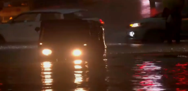 海龟网 印度德里地区突发暴雨 上百架次航班延误