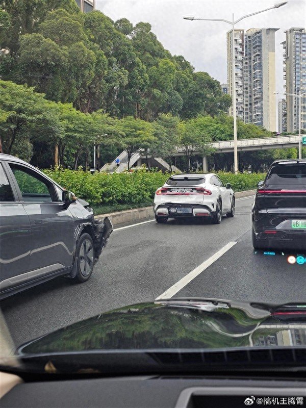 老钱庄 小米 YU7 上市后首撞：被后车追尾，安全性能受考验