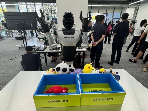 富邦配资 人形机器人“亮相”岳麓大会 演奏、格斗、物流全场景示范